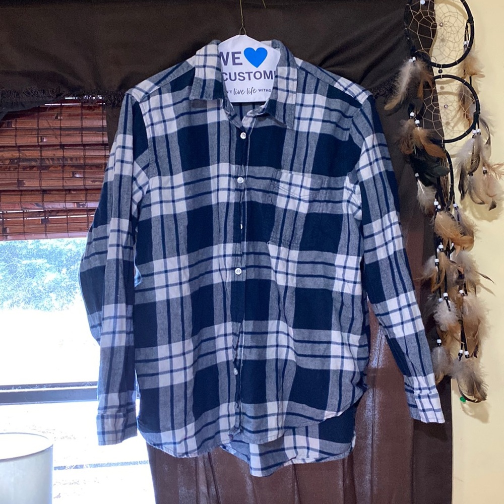 A wrangler blue and white button up